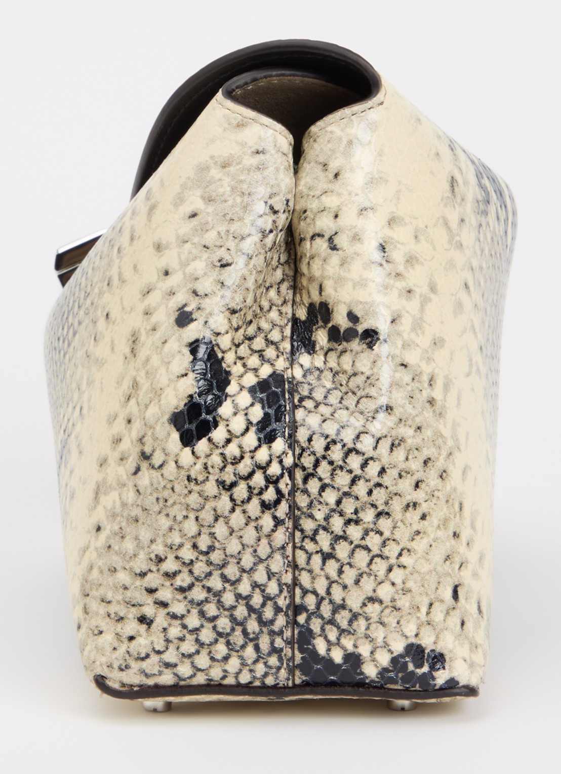 TOTEME T-lock clutch van leer met slangenstructuur - detail 6 ivoor