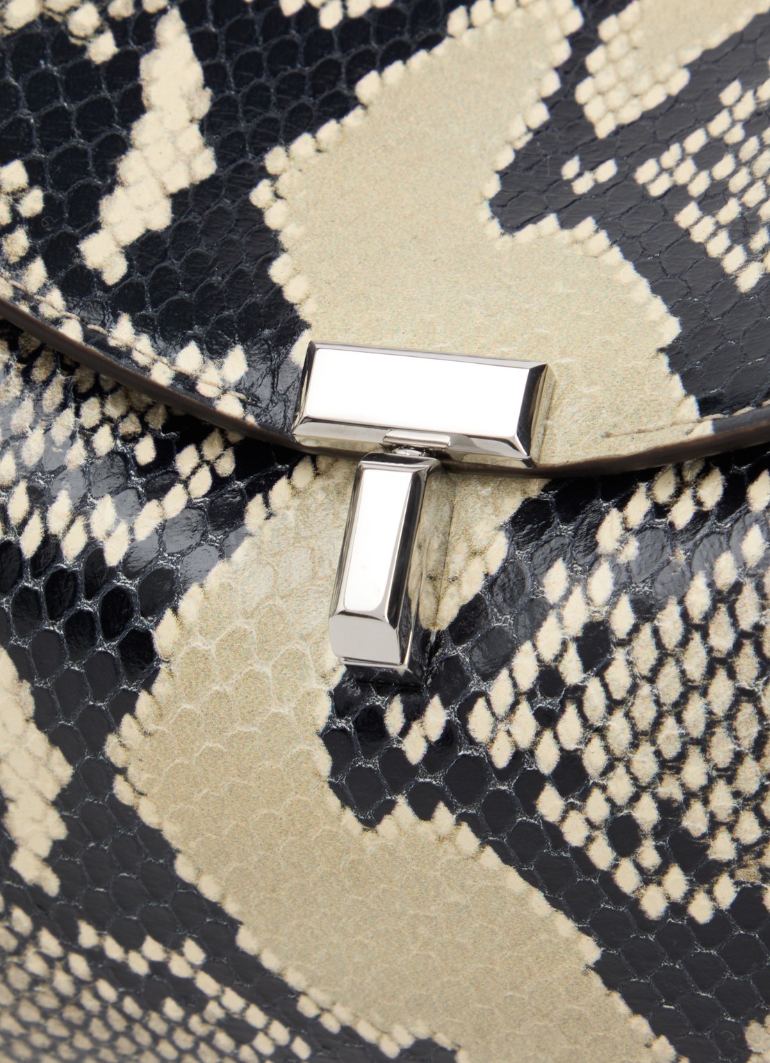 TOTEME T-lock clutch van leer met slangenstructuur - detail 7 ivoor