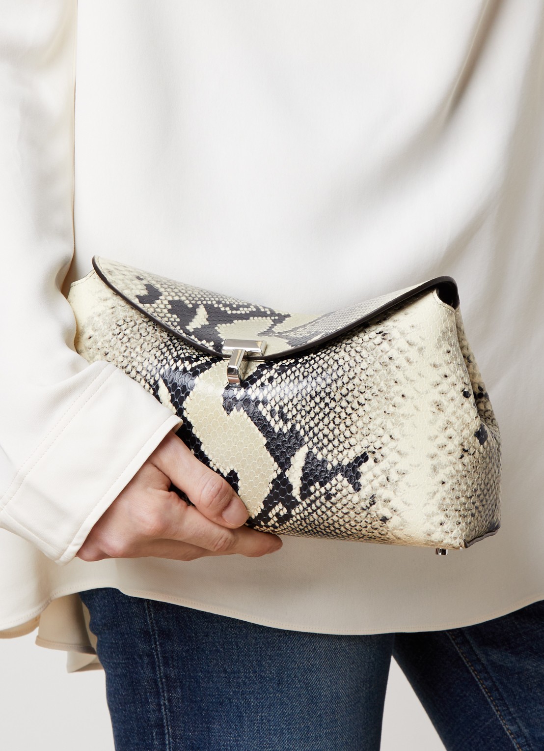 TOTEME T-lock clutch van leer met slangenstructuur - voorkant 3 ivoor