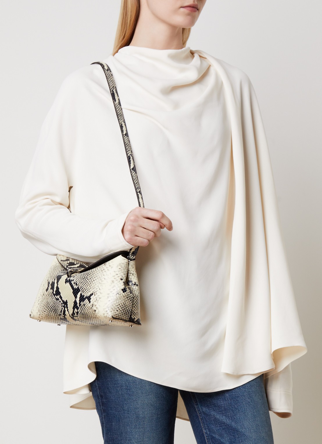 TOTEME T-lock clutch van leer met slangenstructuur - voorkant 4 ivoor