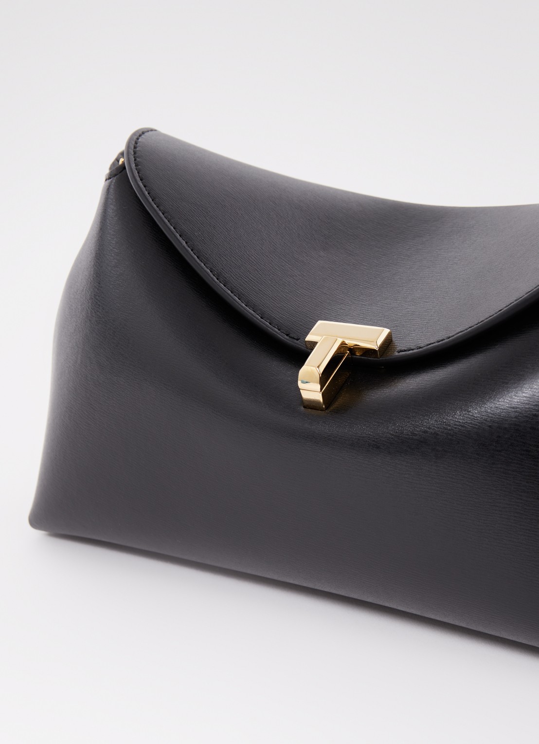 TOTEME T-Lock clutch van leer - detail 4 zwart