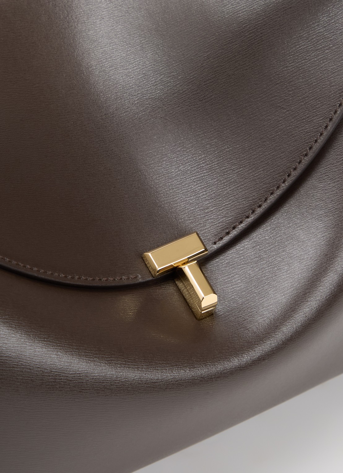 TOTEME T-Lock handtas van leer met afneembare schouderriem - detail 3 bruin