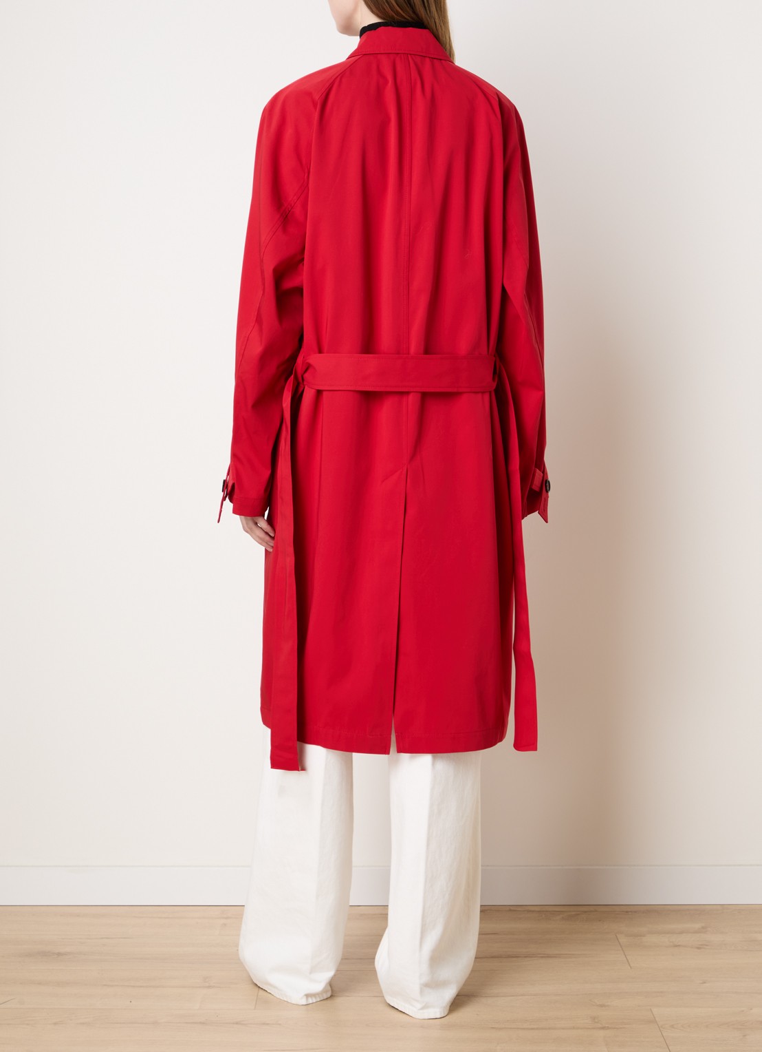 TOTEME Trenchcoat met steekzakken en strikceintuur - achterkant rood