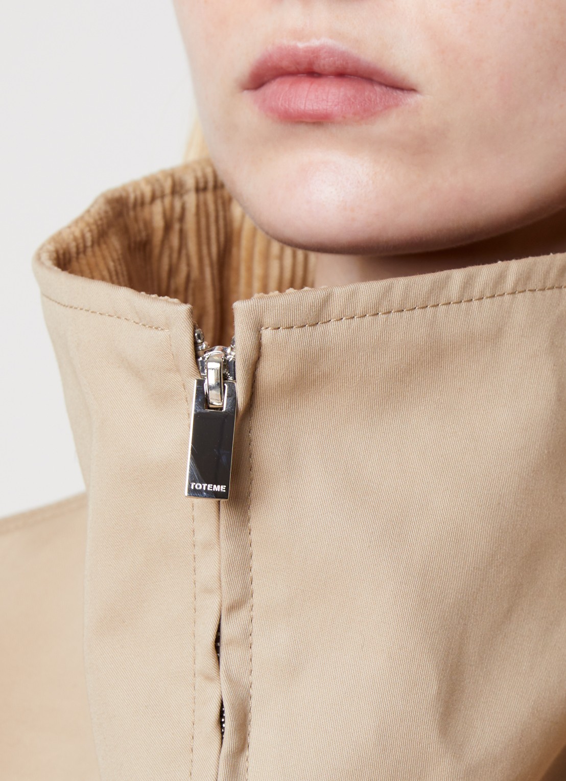 TOTEME Trenchcoat met steekzakken - detail 2 beige