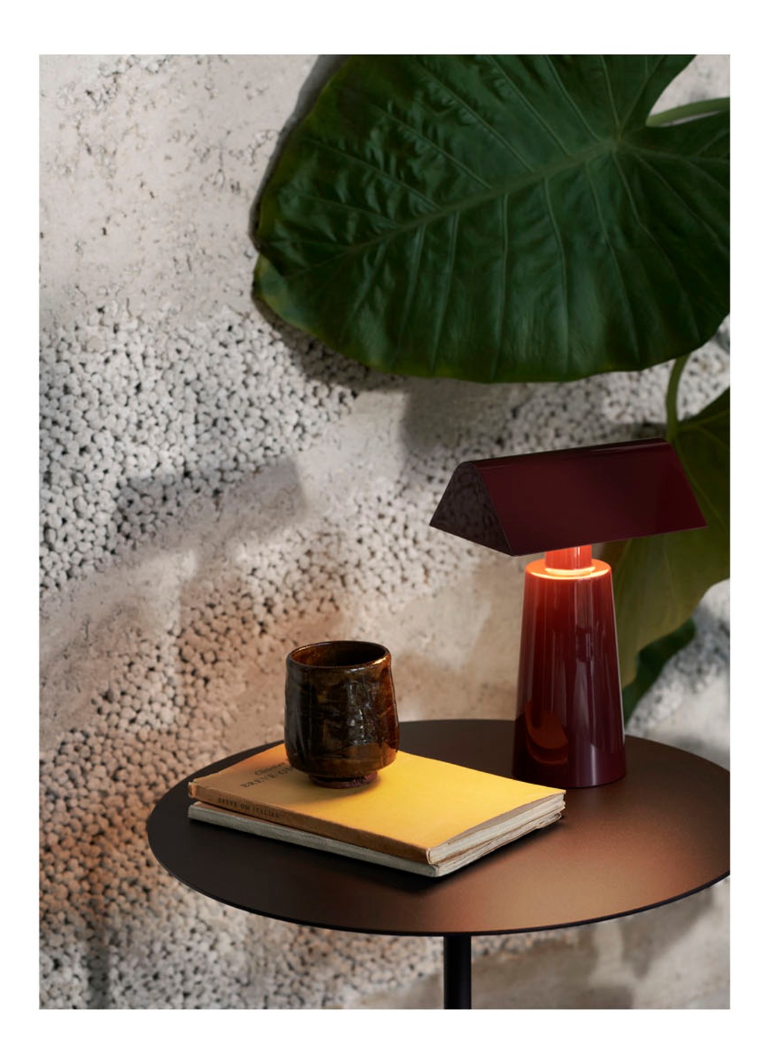 &Tradition Caret MF1 tafellamp 22 x 15 x 10 cm - detail bordeauxrood
