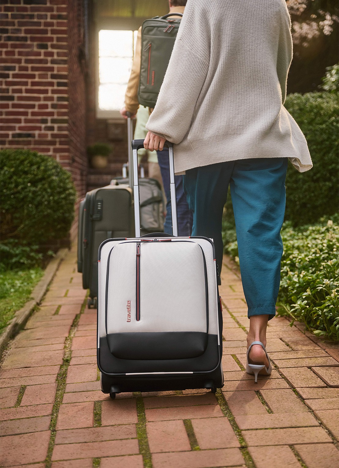 Travelite Crosslite 5.0 L vergrootbare spinner 77 cm - voorkant 3 zwart