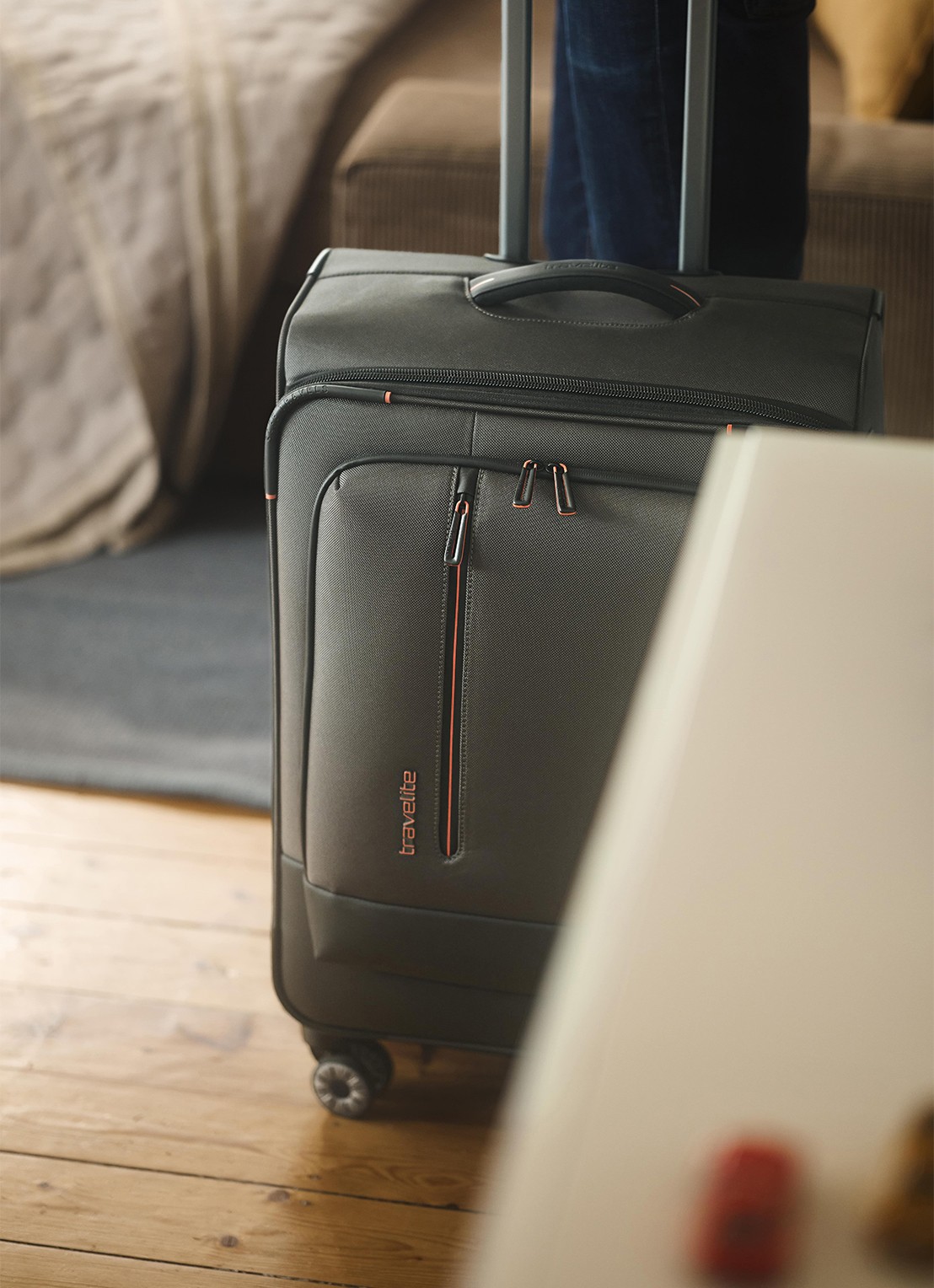Travelite Crosslite 5.0 L vergrootbare spinner 77 cm - voorkant 4 olijfgroen