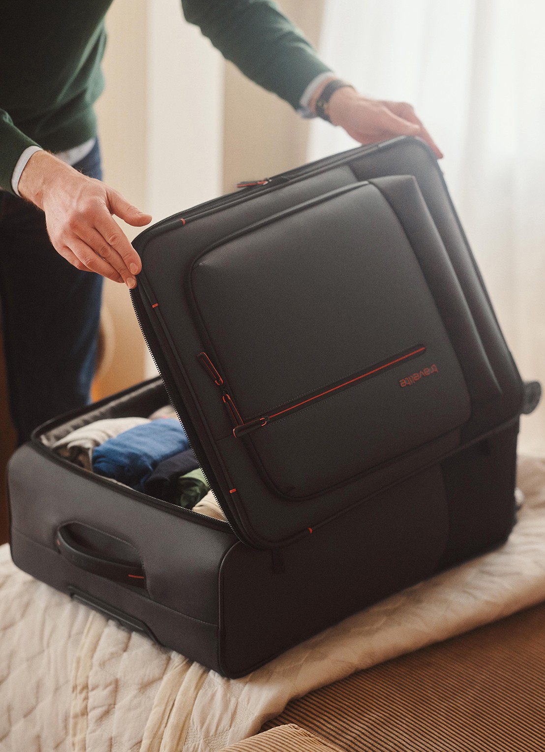 Travelite Crosslite 5.0 S spinner 55 cm - voorkant 2 olijfgroen