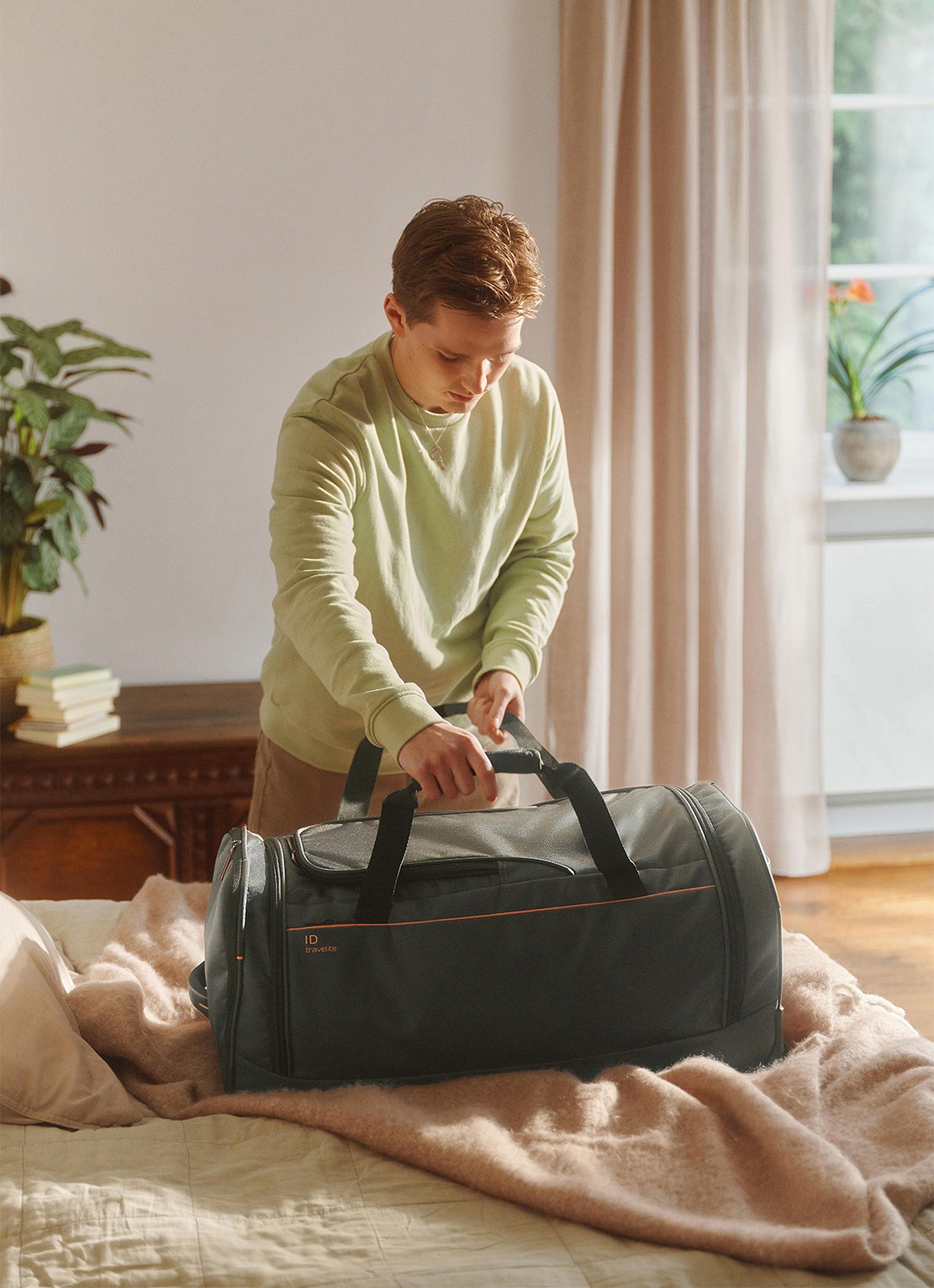 Travelite Crosslite M weekendtas  - voorkant 2 zwart