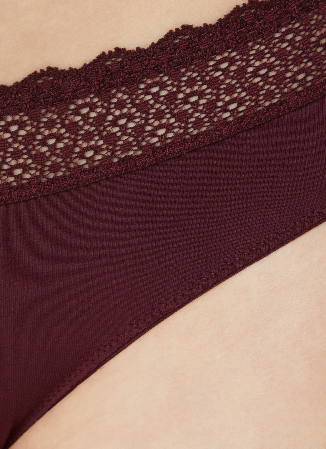 Triumph Feel of Modal slip met kant - detail 2 bordeauxrood