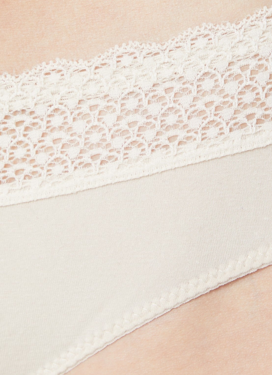 Triumph Feel of Modal slip met kant - detail creme