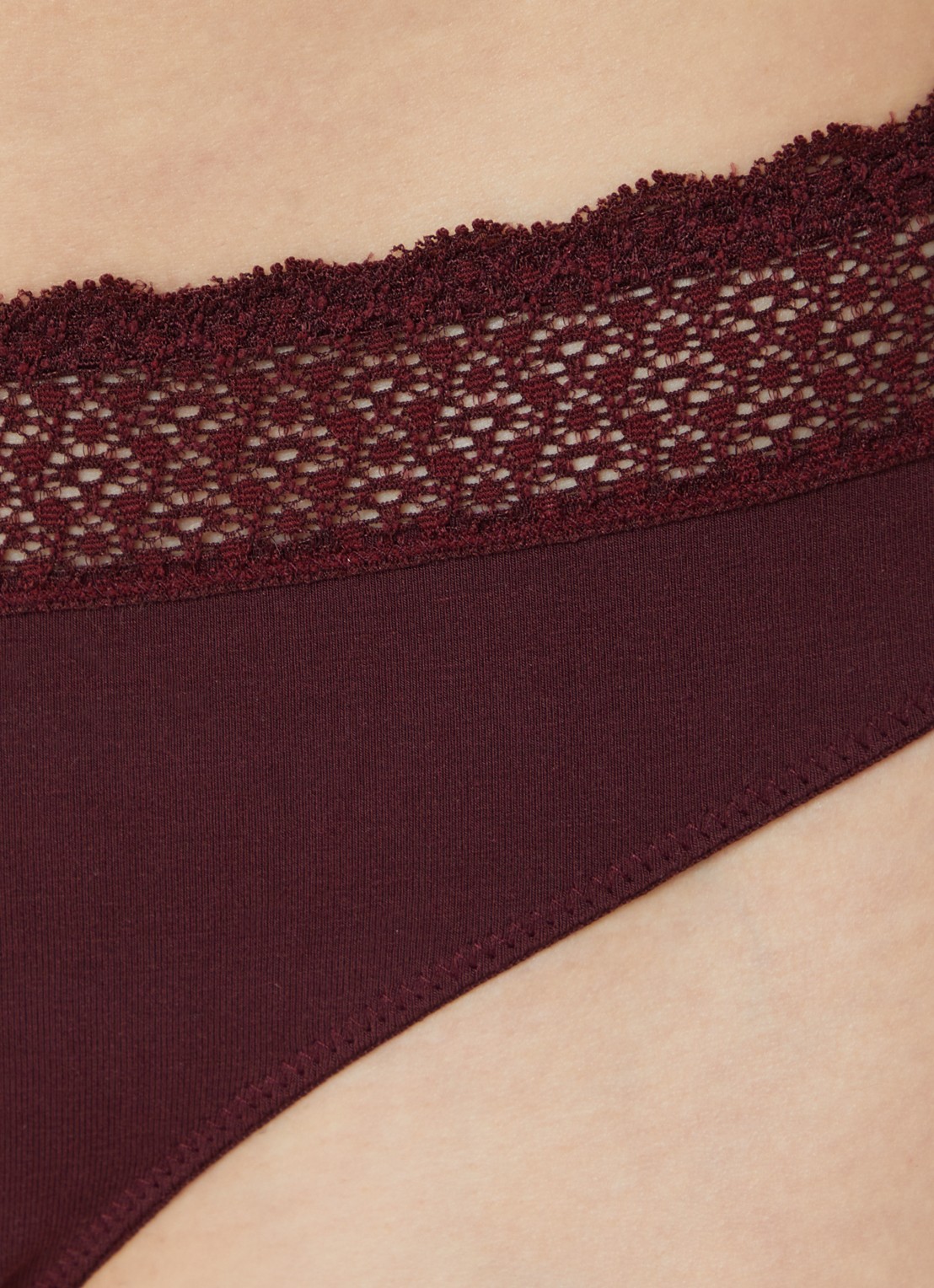 Triumph Feel of Modal string met kant - detail 5 bordeauxrood