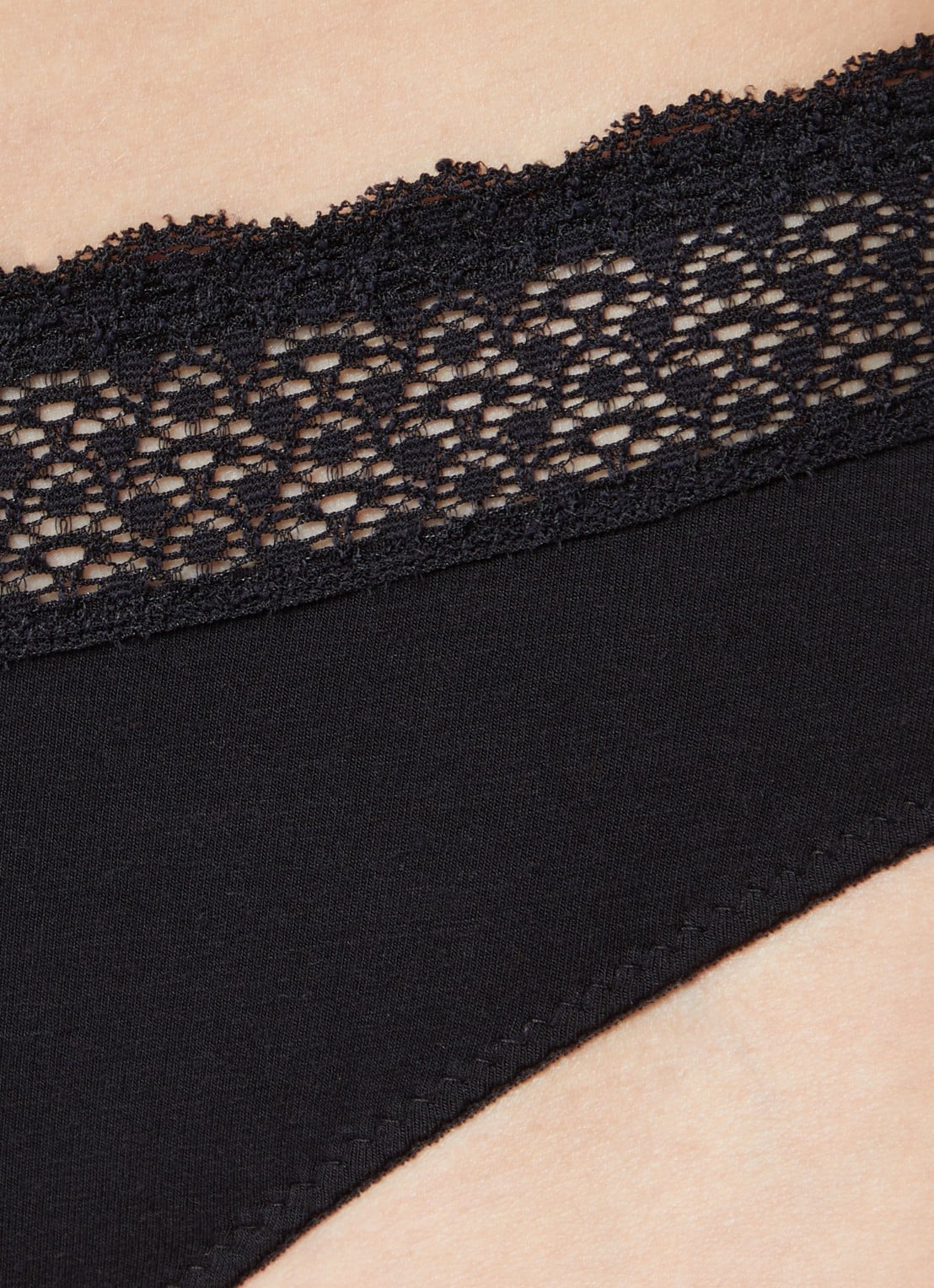 Triumph Feel of Modal string met kant - detail 3 zwart