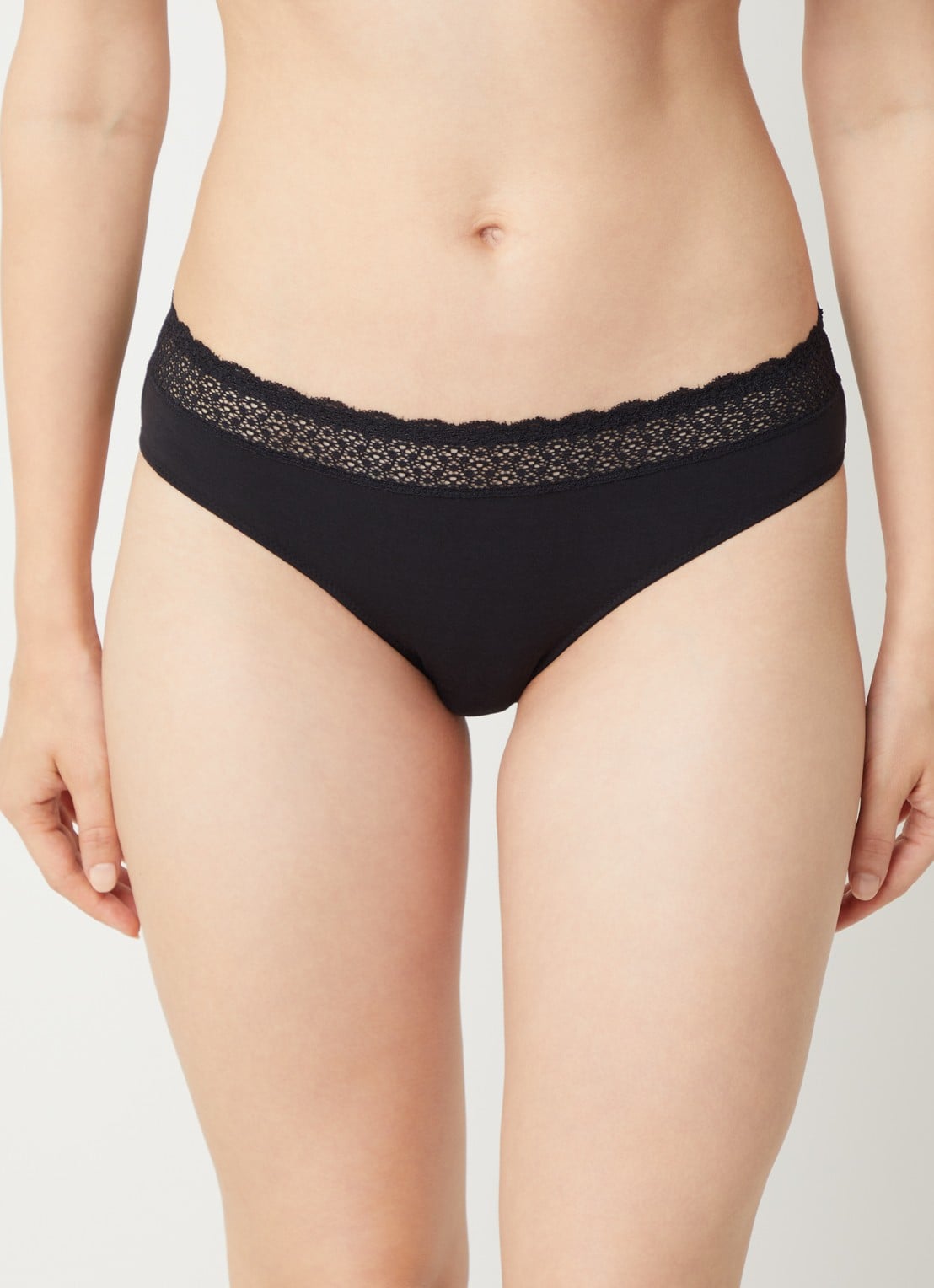 Triumph Feel of Modal string met kant - voorkant 2 zwart