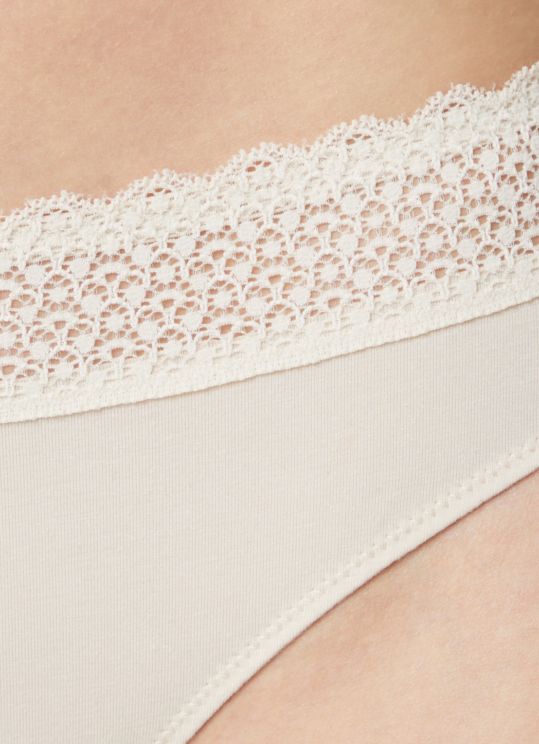 Triumph Feel of Modal string met kant - detail 3 creme