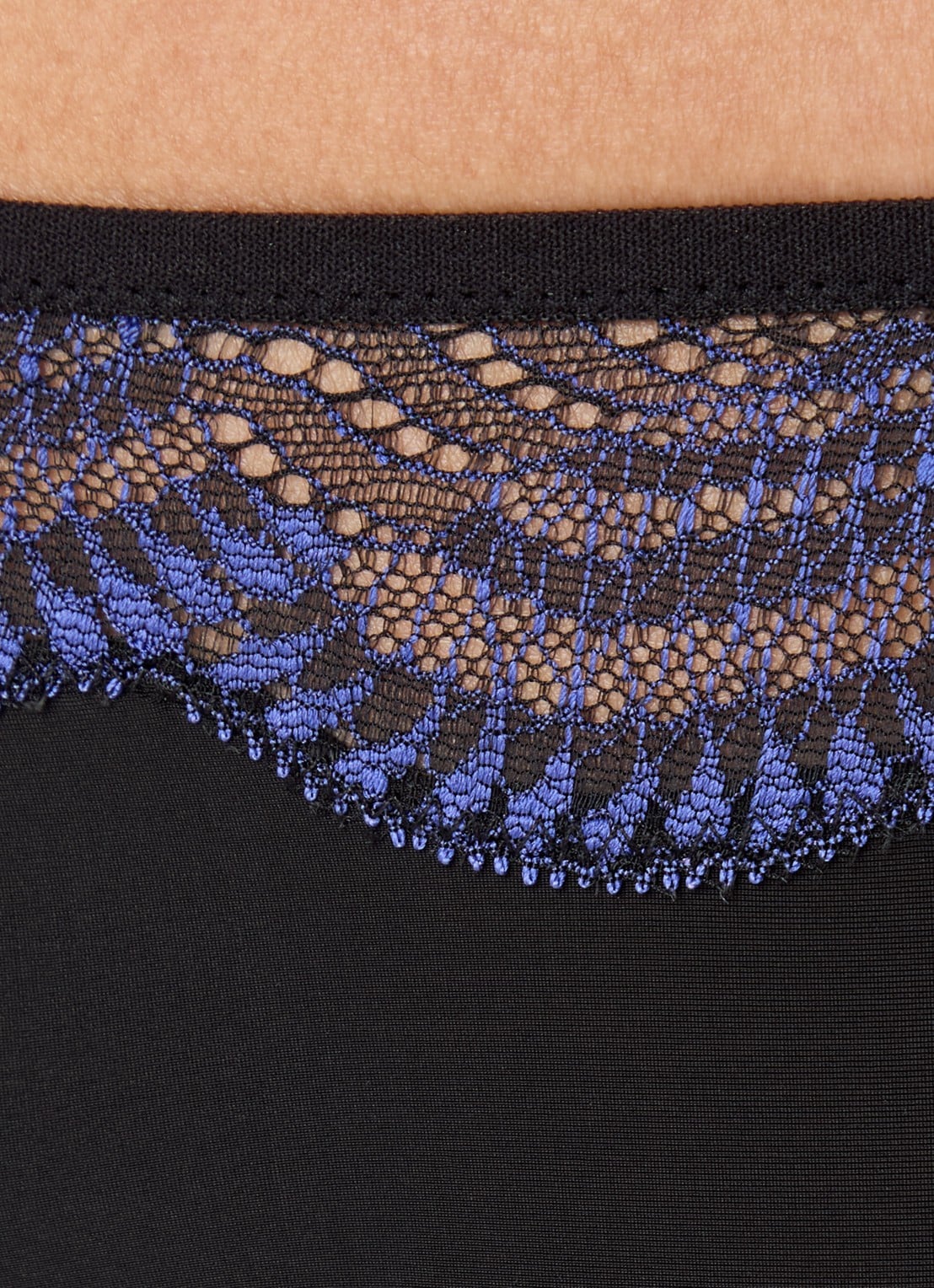 Triumph Tanga met kant - detail 5 zwart
