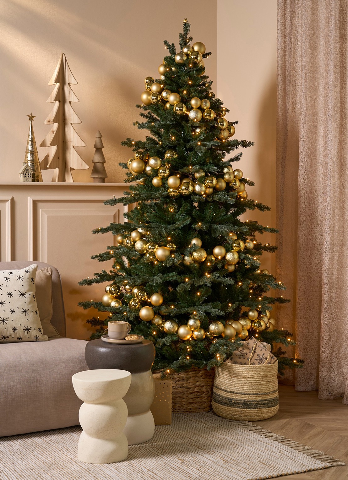 Triumph Tree Sherwood kunstkerstboom met LED verlichting 215 cm - detail 2 donkergroen