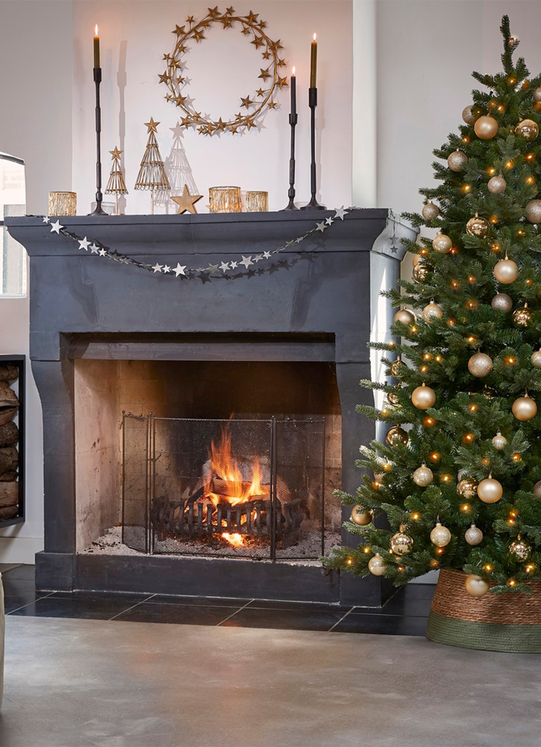 Triumph Tree Sherwood kunstkerstboom met LED verlichting 215 cm - voorkant 5 donkergroen