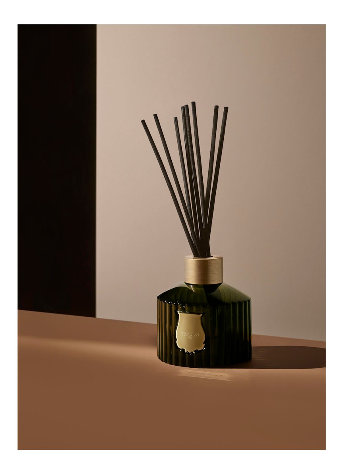 Trudon Gabriel geurstokjes 350 ml - voorkant 2 legergroen