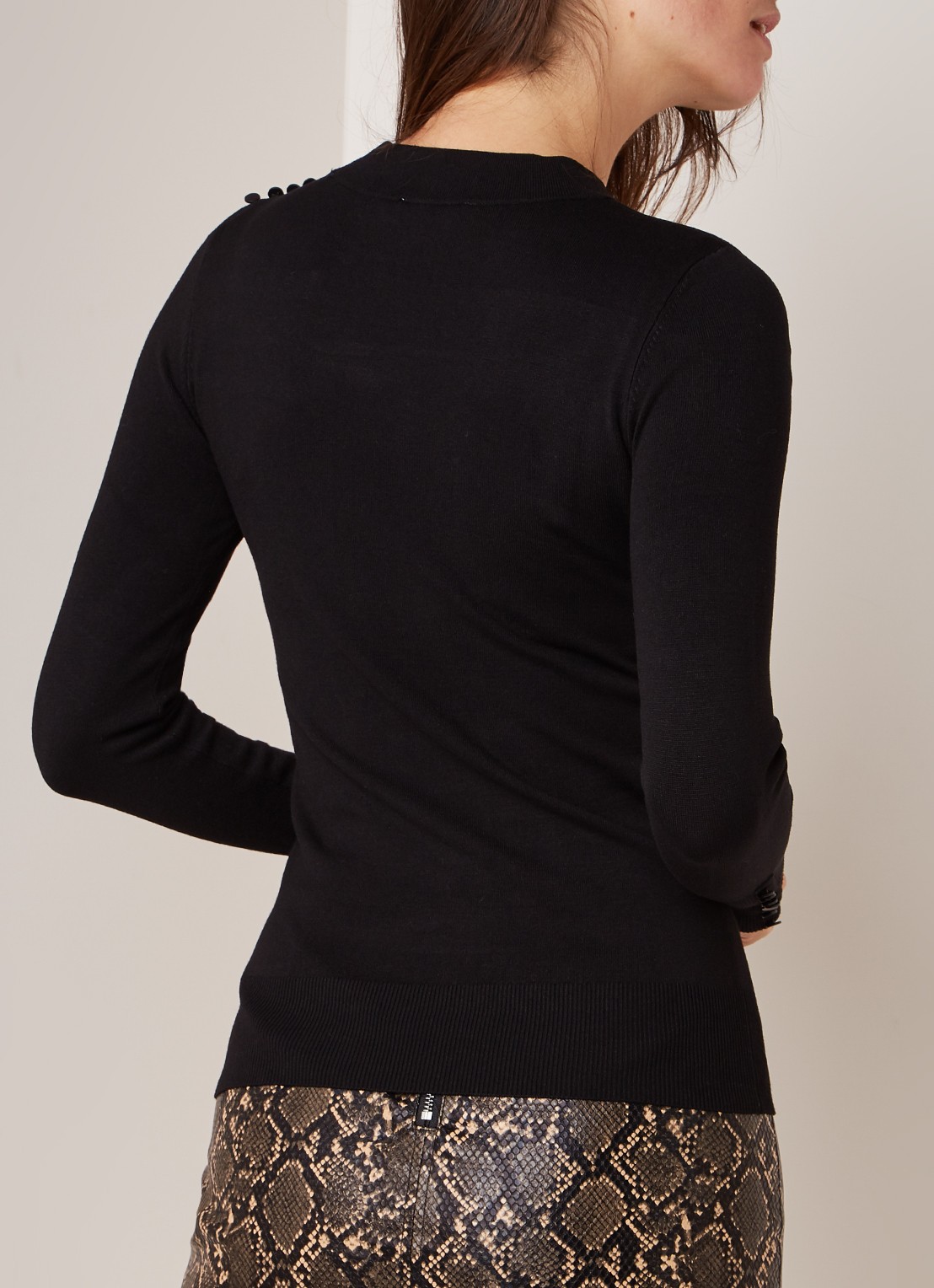 Tulisa fijngebreide longsleeve met sierknopen - achterkant zwart