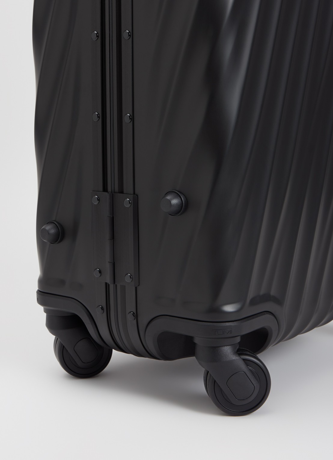 TUMI 19 Degree Aluminium Carry-On spinner 56 cm - detail zwart