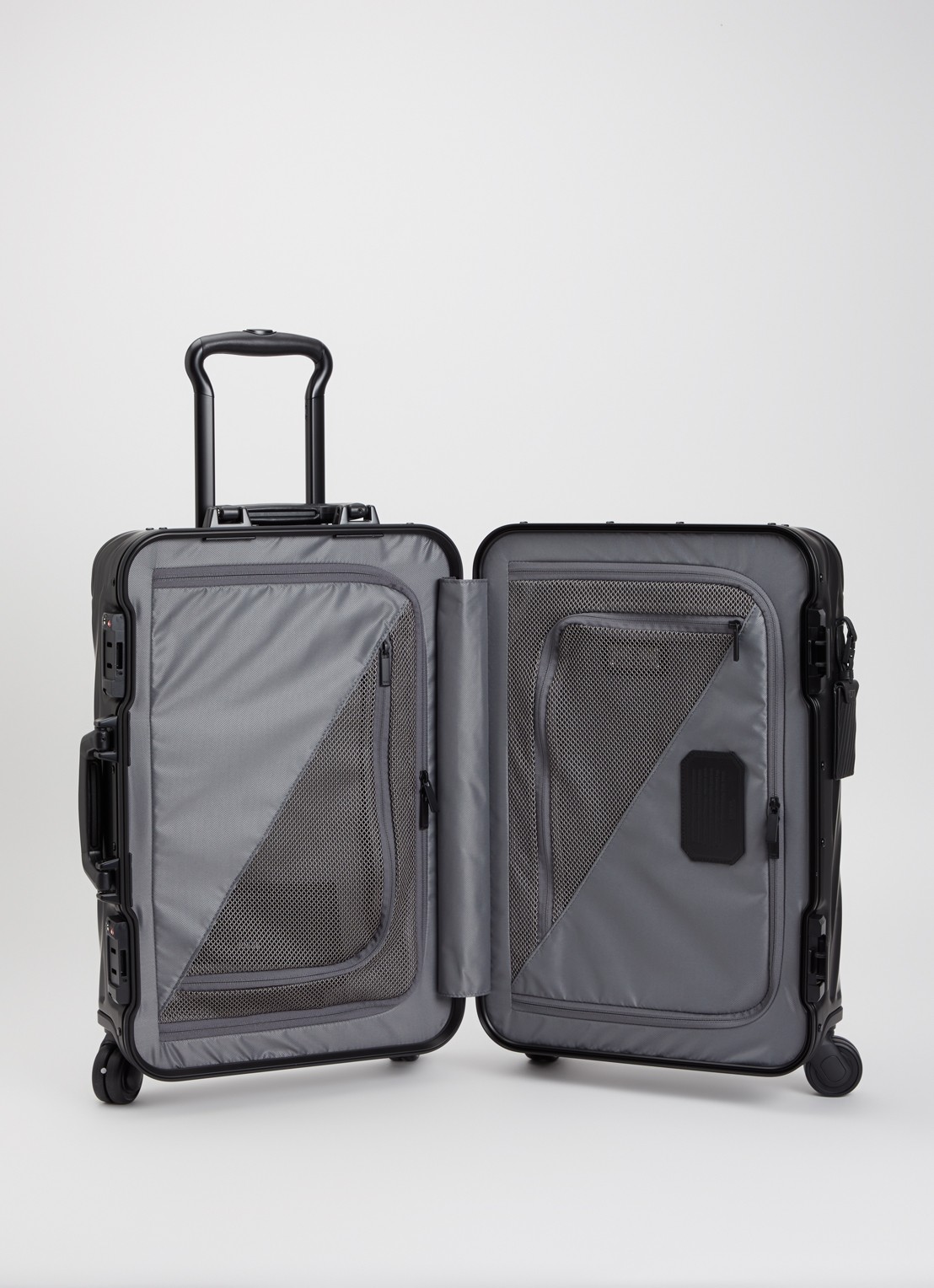 TUMI 19 Degree Aluminium Carry-On spinner 56 cm - voorkant 4 zwart