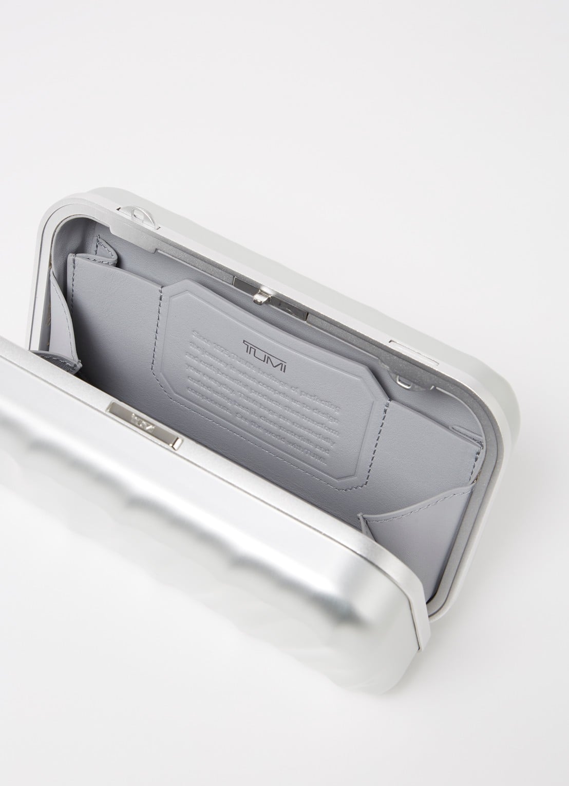 TUMI 19 Degree Aluminium clutch met afneembare schouderriem - detail zilver