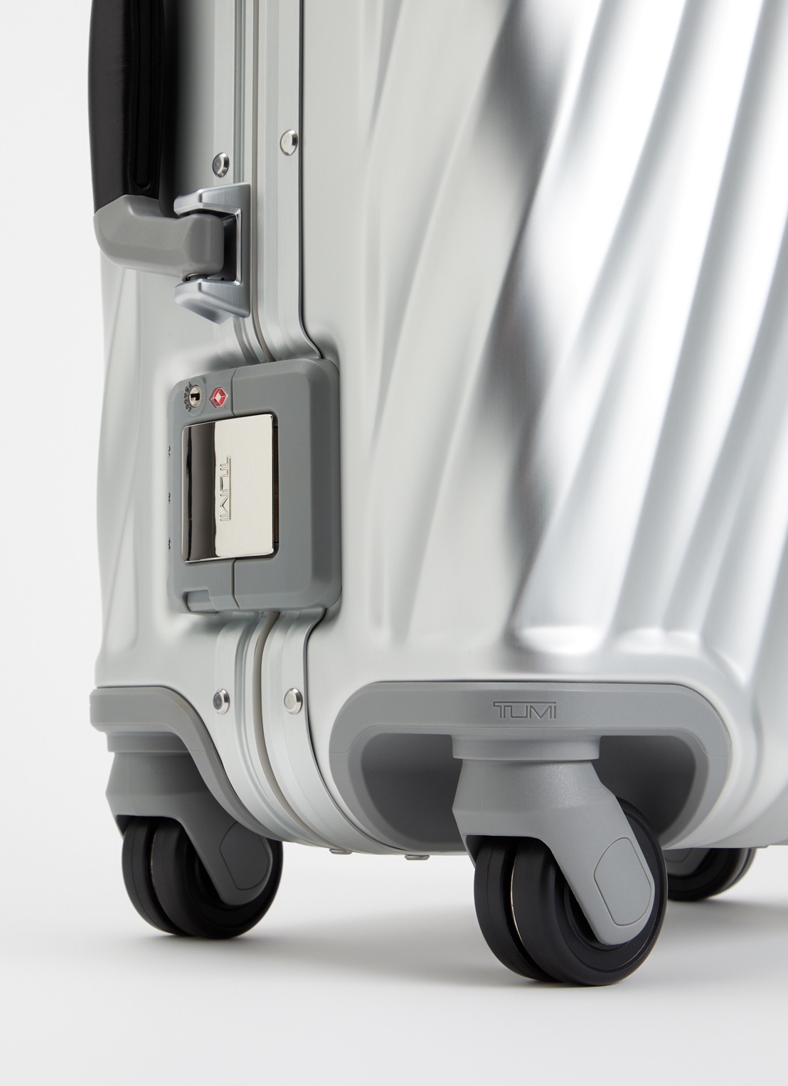 TUMI 19 Degree Aluminium International spinner 56 cm - detail 3 zilver