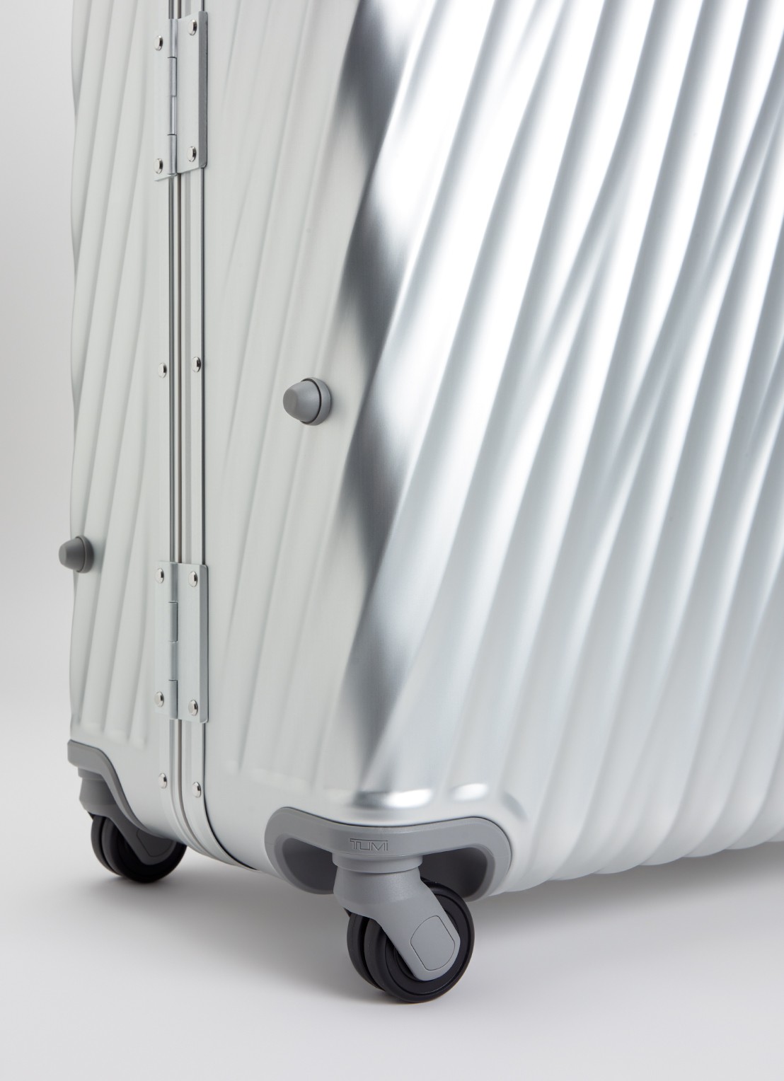 TUMI 19 Degree Aluminium Worldwide Trip spinner 86,5 cm  - detail 3 zilver