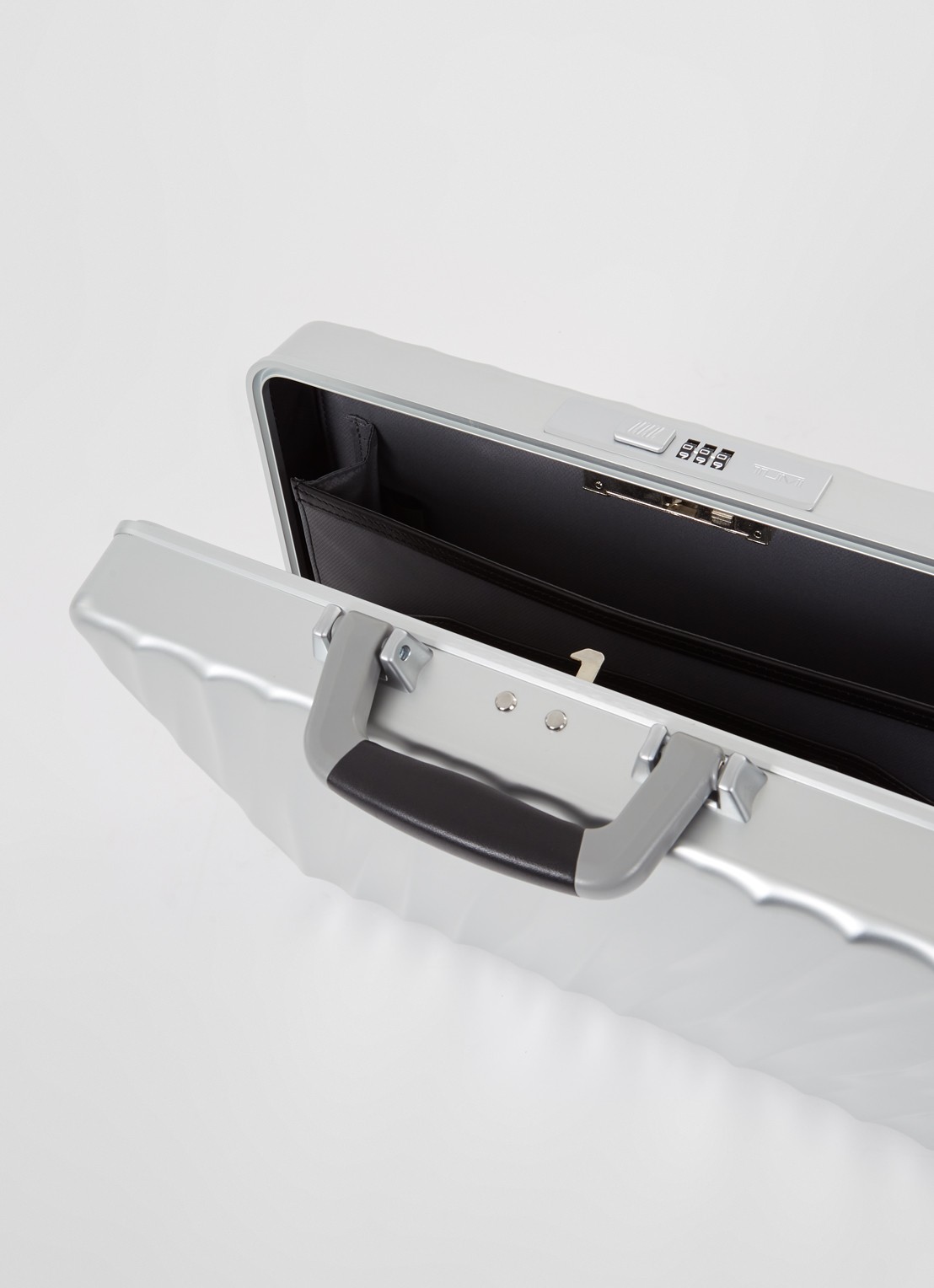 TUMI 19 Degree businesstas van aluminium met afneembare schouderriem - detail zilver