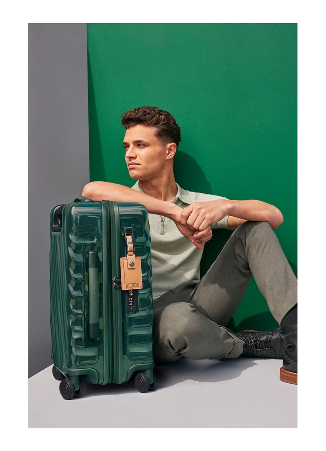 TUMI 19 Degree International spinner 56 cm - voorkant 2 donkergroen