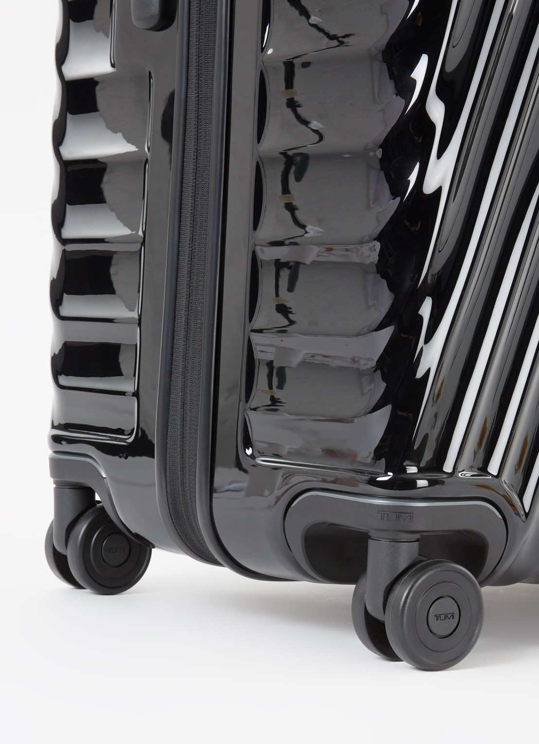 TUMI 19 Degree Worldwide Trip spinner 86,5 cm  - detail zwart