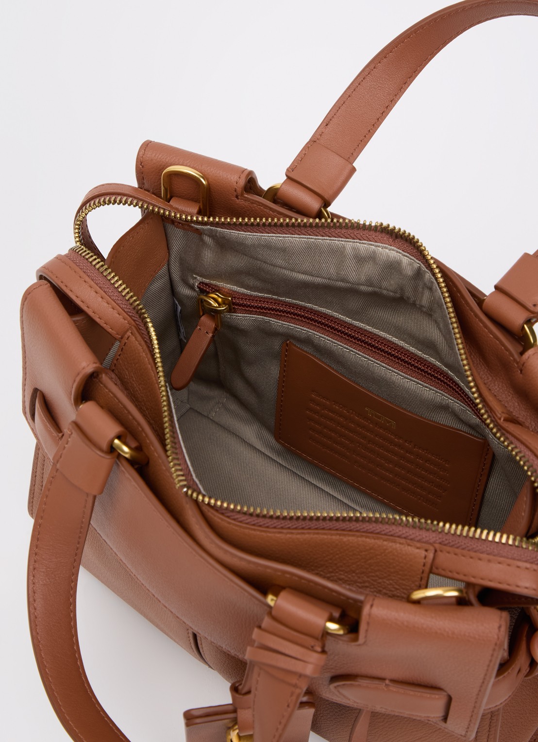 TUMI Agent Small handtas van leer - detail 5 steenrood