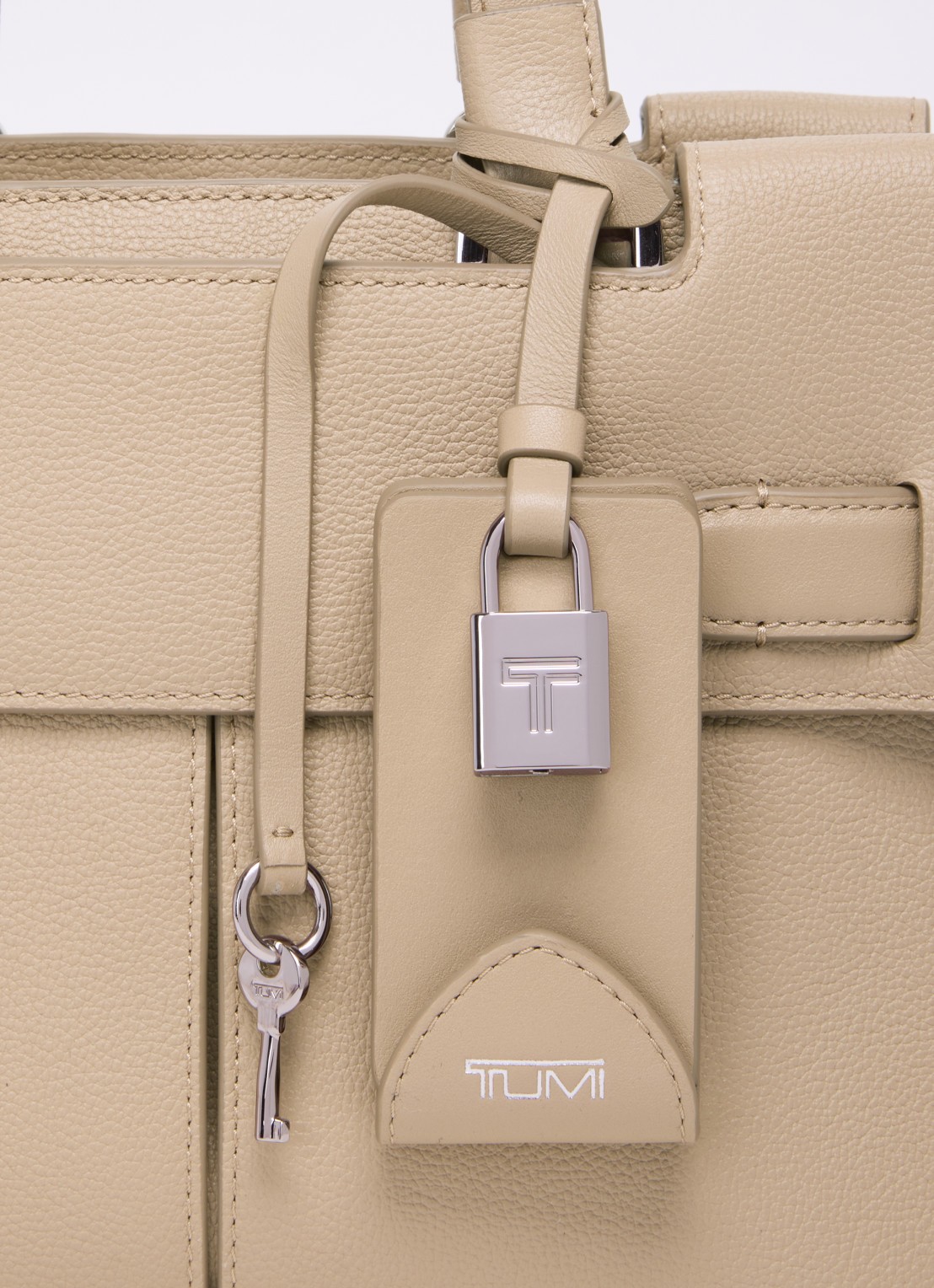 TUMI Agent Small handtas van leer - detail 4 beige