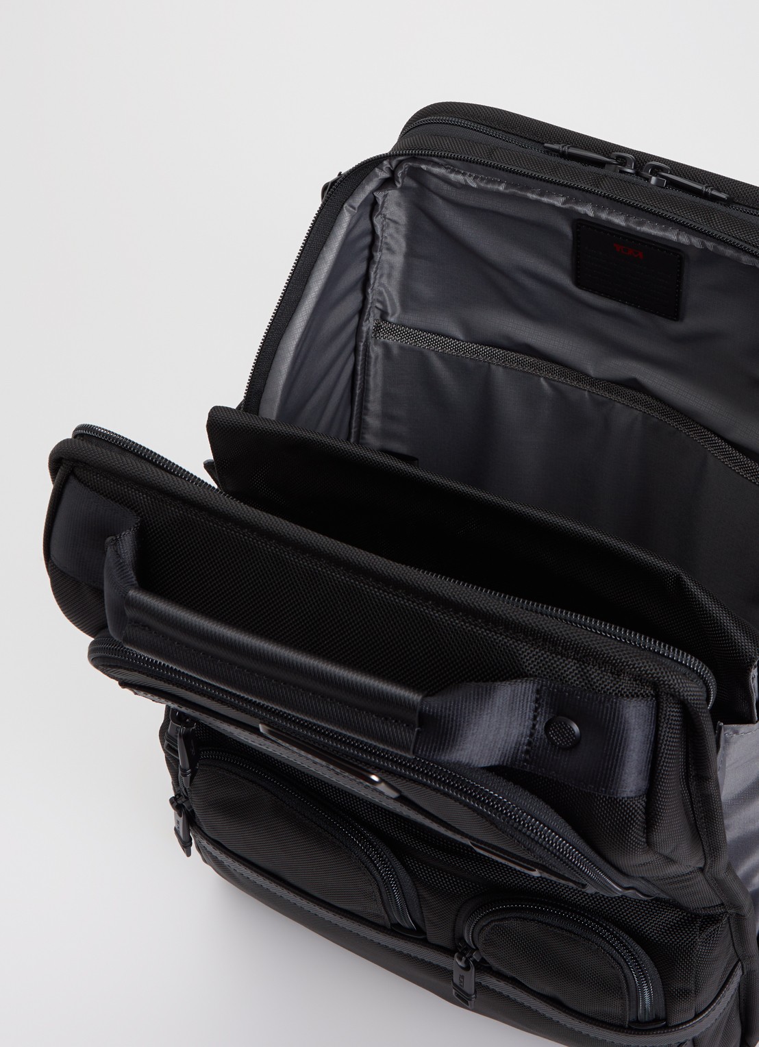 TUMI Alpha 3 Compact Brief Pack rugzak met 15 inch laptopvak - detail zwart