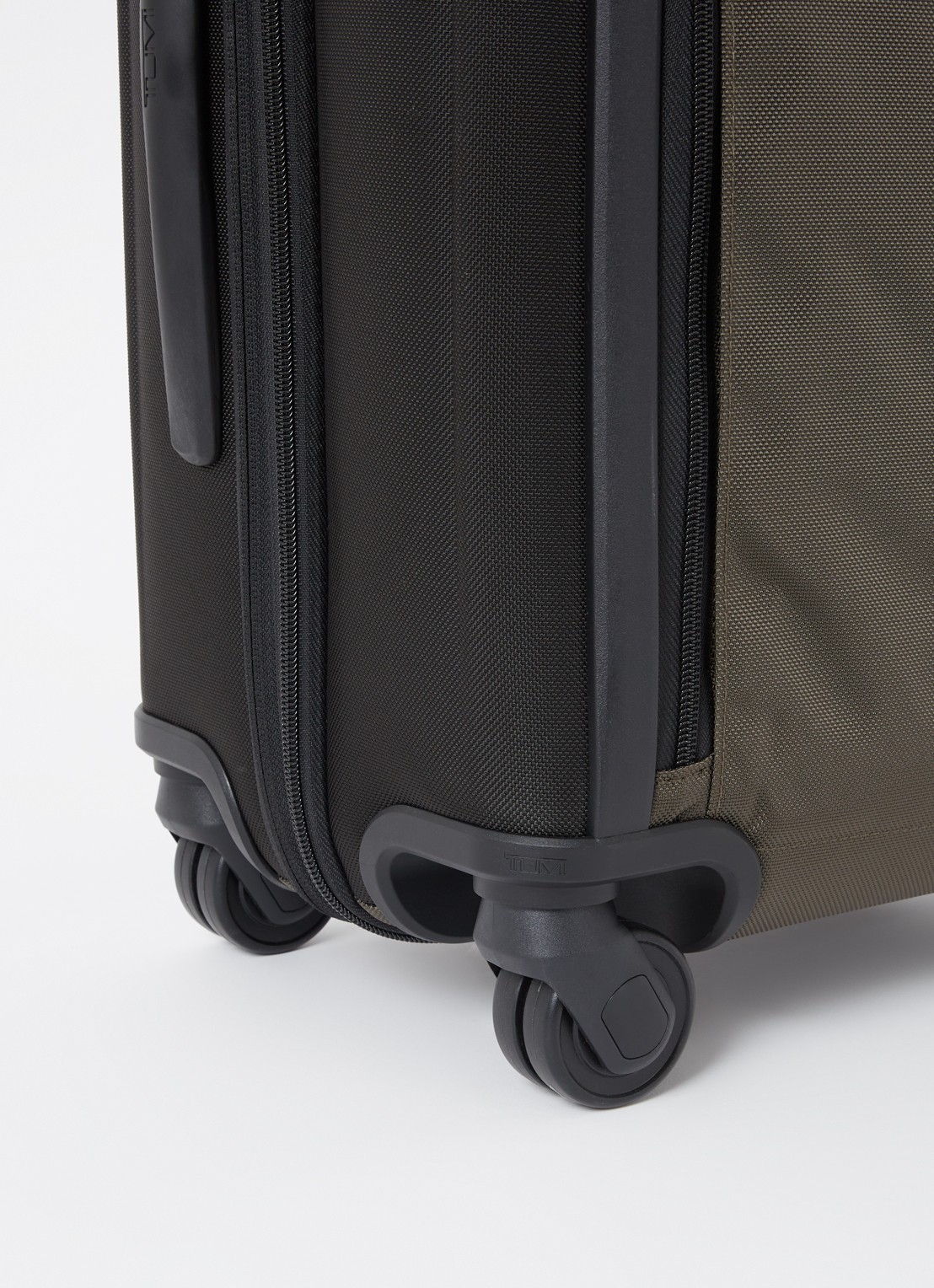 TUMI Alpha 3 International Dual spinner 56 cm - detail olijfgroen