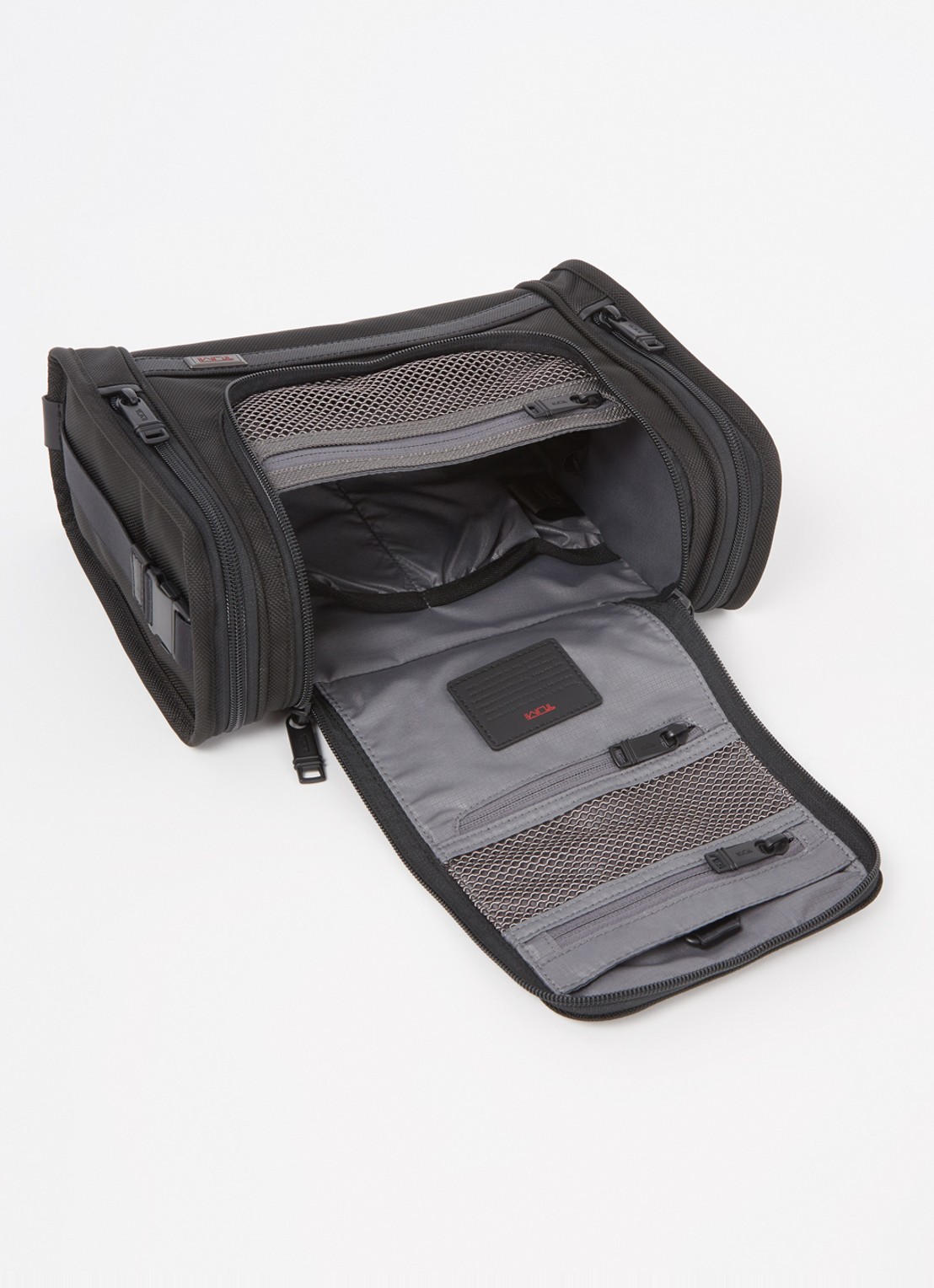 TUMI Alpha 3 Ophangbare toilettas met logo - voorkant 2 zwart