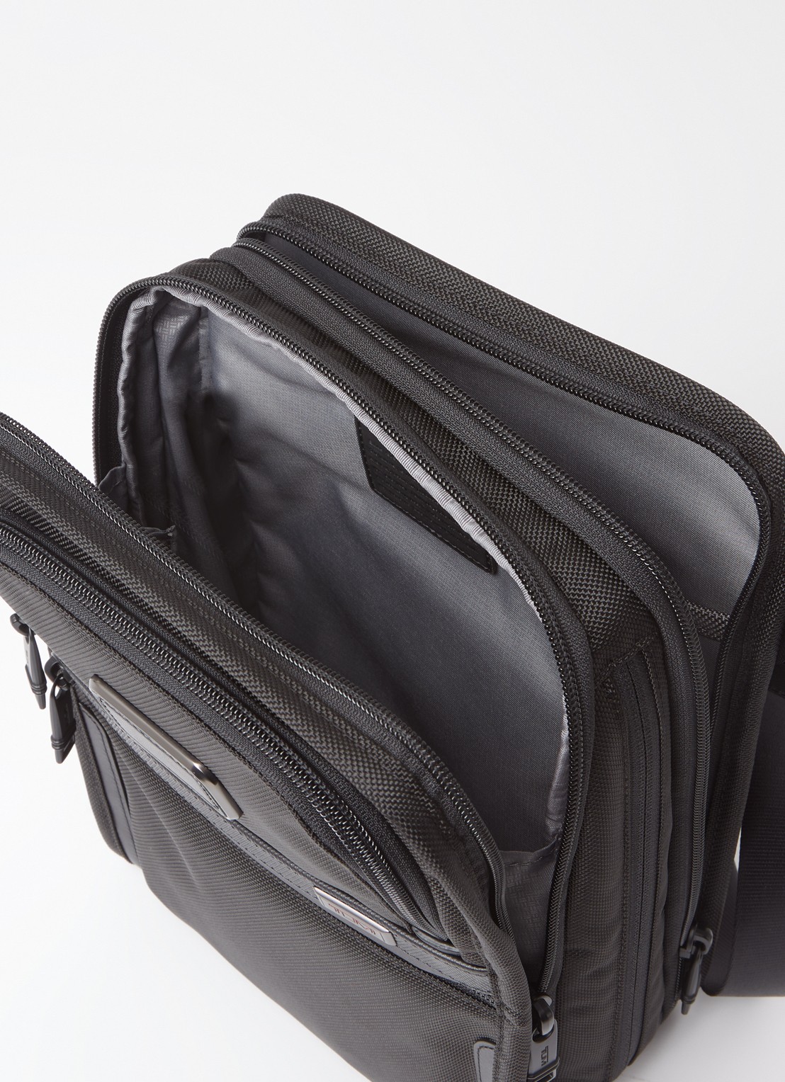 TUMI Alpha 3 Organizer crossbodytas met verstelbare schouderriem - detail zwart