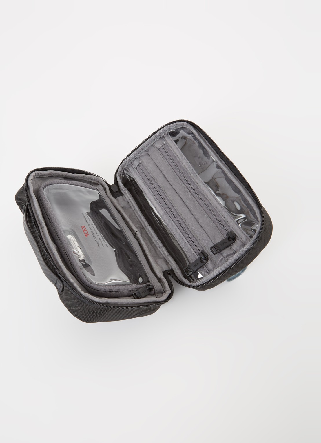 TUMI Alpha 3 Split toilettas met logo  - voorkant 2 zwart