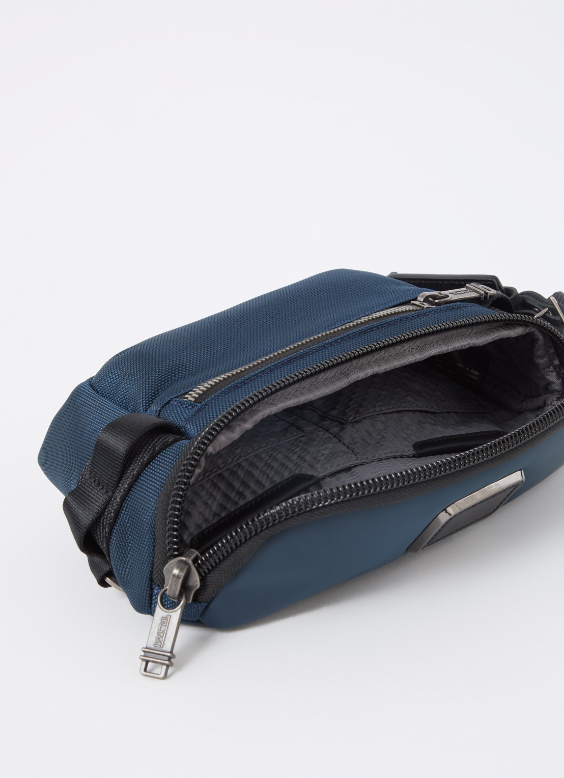 TUMI Alpha Bravo Classified crossbodytas met verstelbare schouderriem - detail 2 donkerblauw