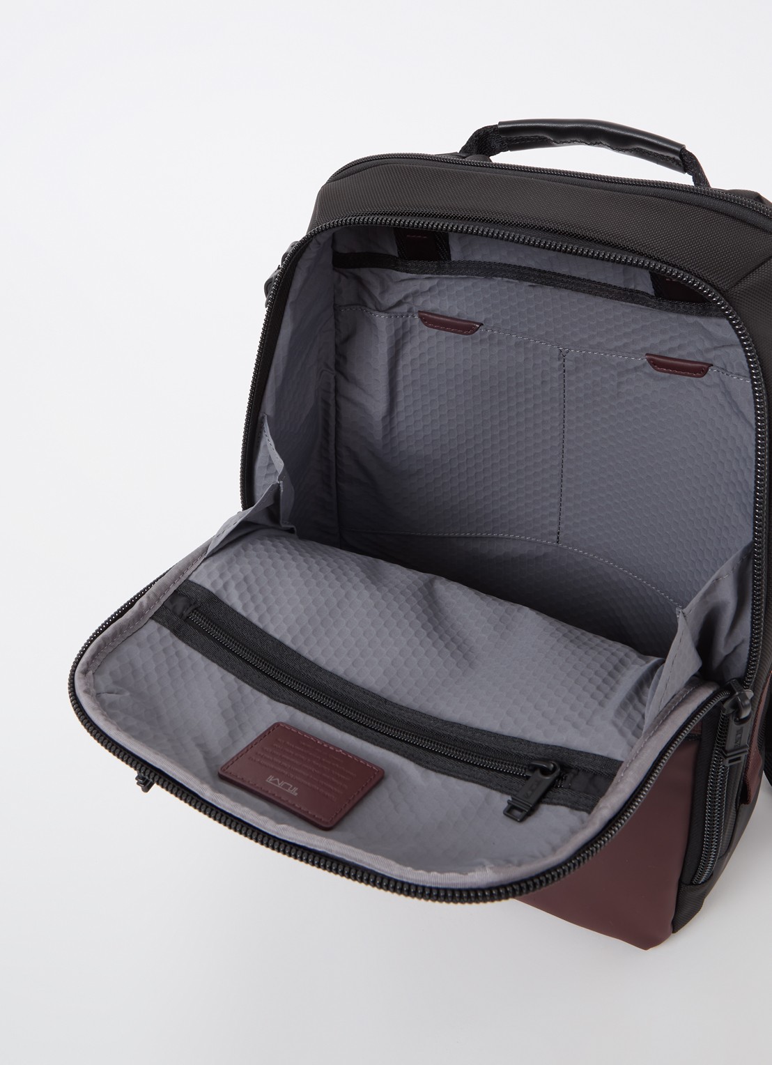 TUMI Alpha Bravo Dynamic rugzak met 15 inch laptopvak - detail 2 bordeauxrood