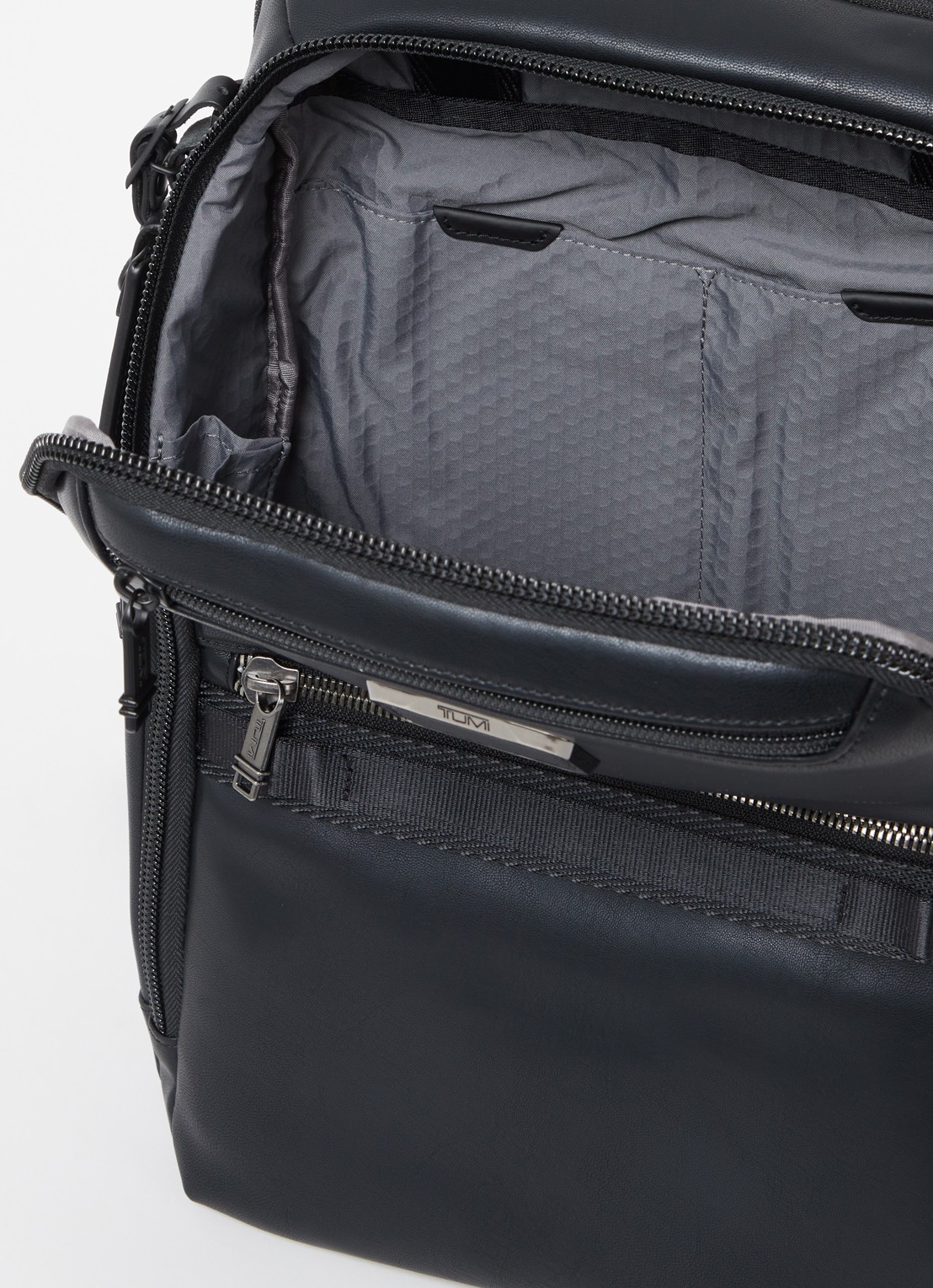 TUMI Alpha Bravo Dynamic rugzak van leer met 15 inch laptopvak  - detail 2 zwart