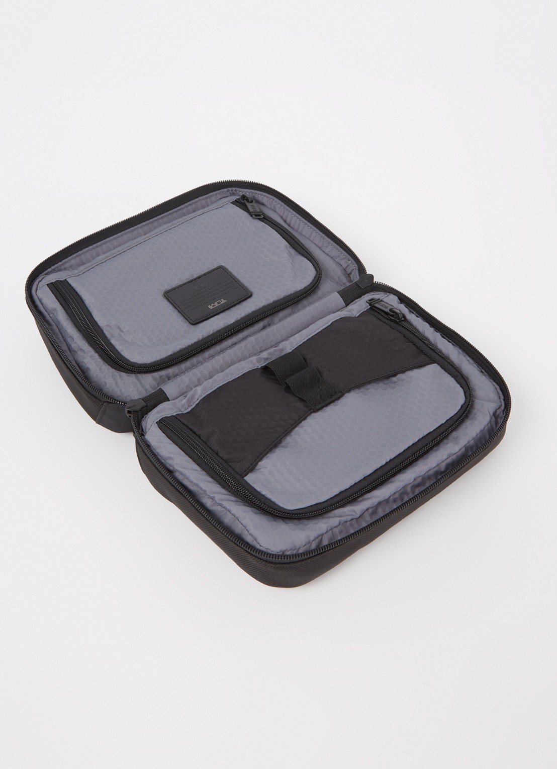 TUMI Alpha Bravo Response toilettas met logo detail  - voorkant 2 zwart