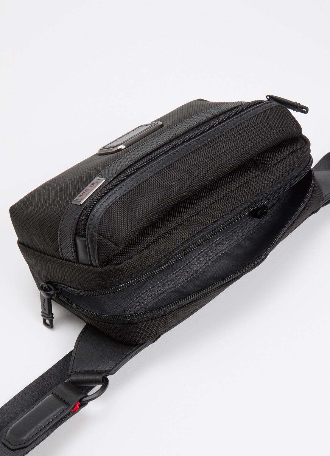 TUMI Alpha East West heuptas met leren details - detail 3 zwart