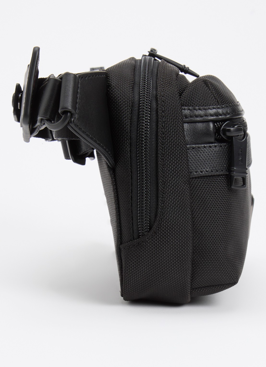 TUMI Alpha East West heuptas met leren details - detail 4 zwart