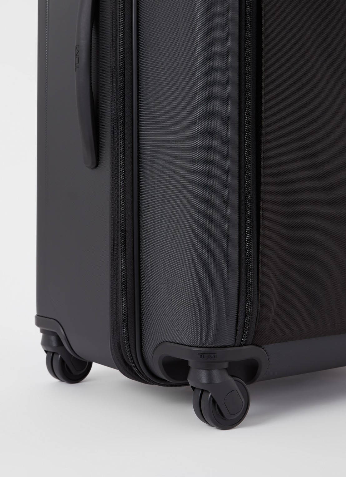 TUMI Alpha Hybrid Medium vergrootbare spinner 73,5 cm - detail zwart