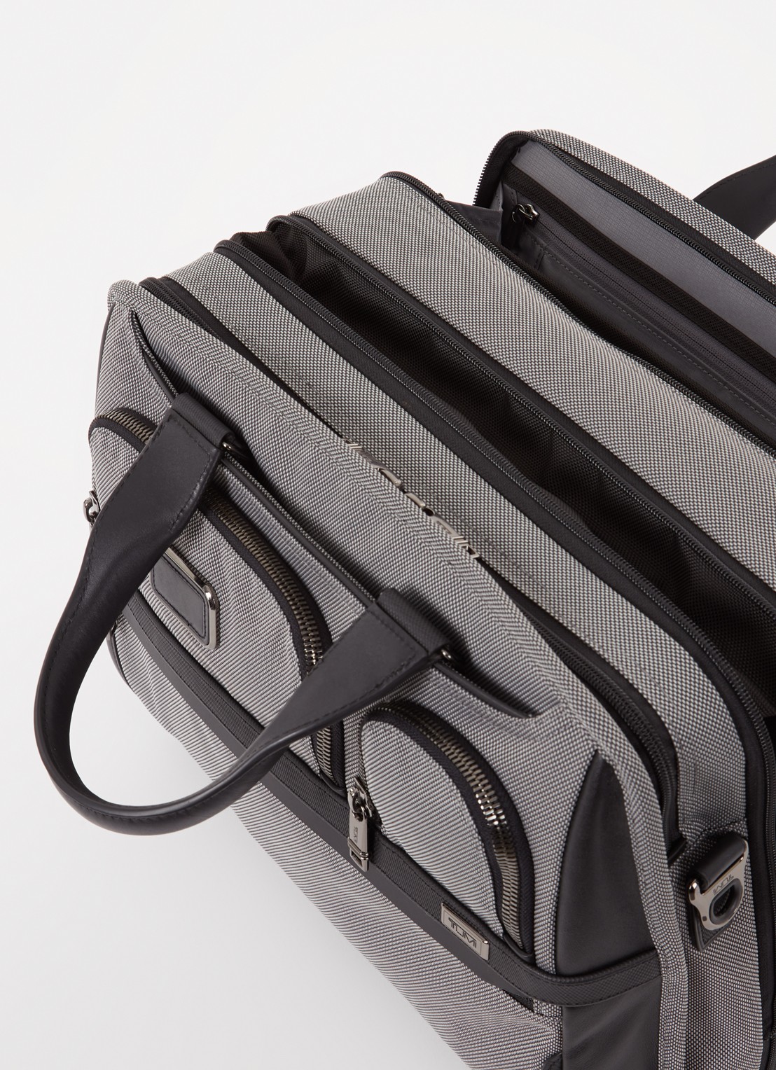 TUMI Alpha X businesstas met 15 inch laptopvak - detail grijs