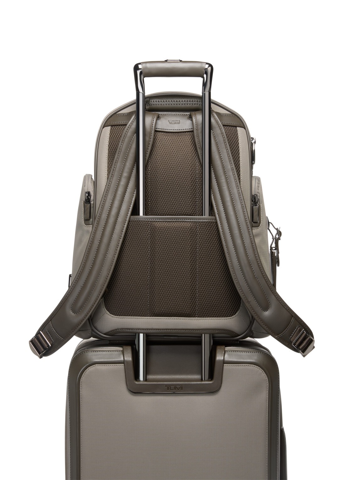 TUMI Arrive' Larson rugzak met 16 inch laptopvak - detail 4 taupe