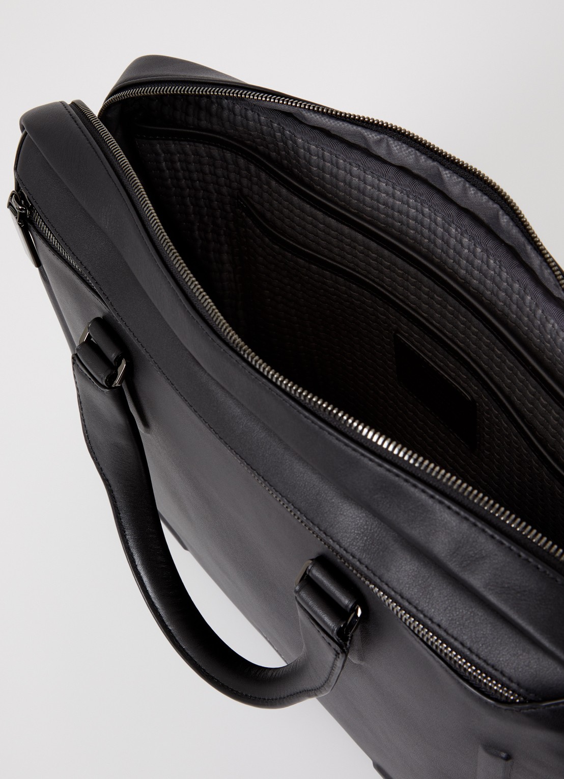 TUMI Harrison Avondale laptoptas van leer met 15 inch laptopvak - detail zwart