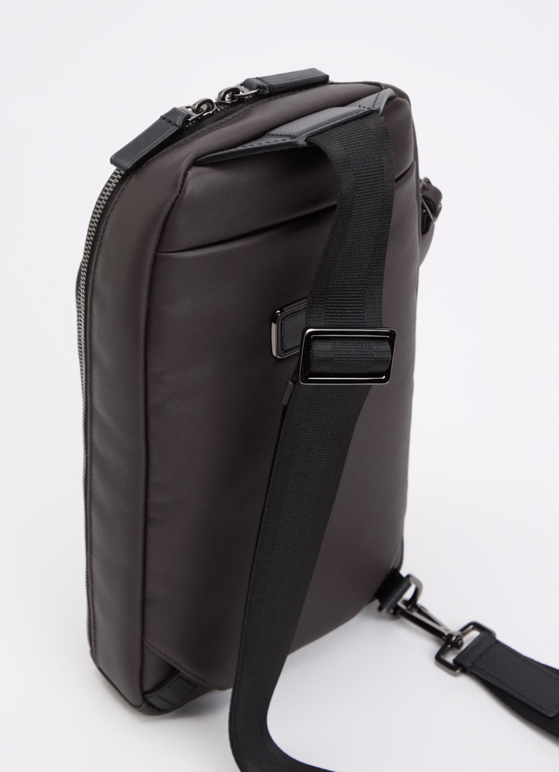 TUMI Harrison Gregory Sling crossbodytas van leer - achterkant 5 donkerbruin